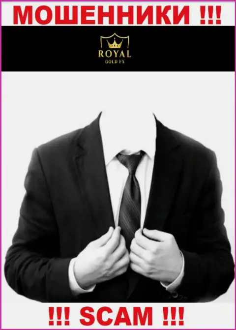 На официальном сайте Royal Gold FX нет абсолютно никакой инфы о прямом руководстве организации